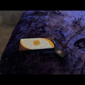 NEW LICENSED NFL WASHINGTON FOOTBALL TEAM WOMENS CURVED ORGANIZER WALLET CTM12